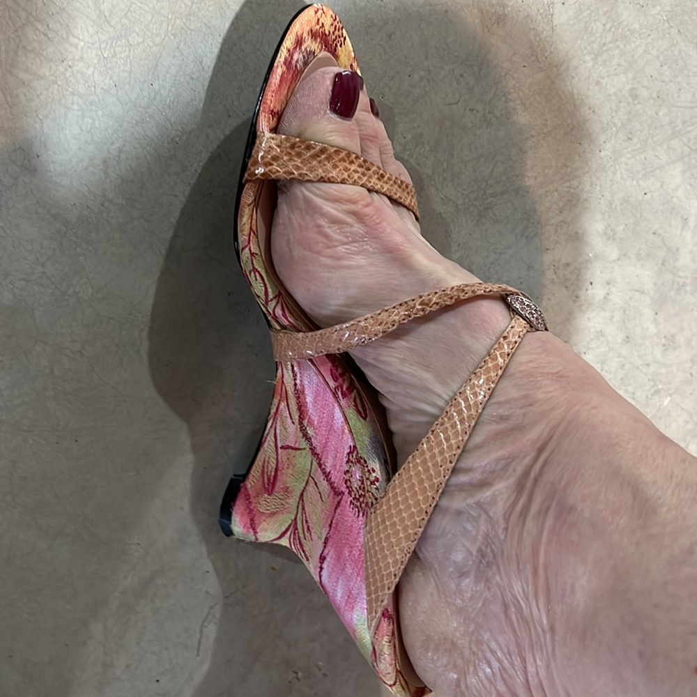 Nine West “gainsey “ snake/floral fabric strappy sandals SZ 6